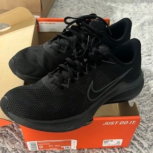 Black woman’s Nike downshifter 11. Size 9